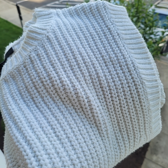 Chunky Knit Sleeveless Sweater Vest with Large Arm Openings Size Medium - Picture 7 of 7